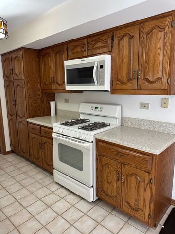 12 Queens Court, Westchester, IL 60154