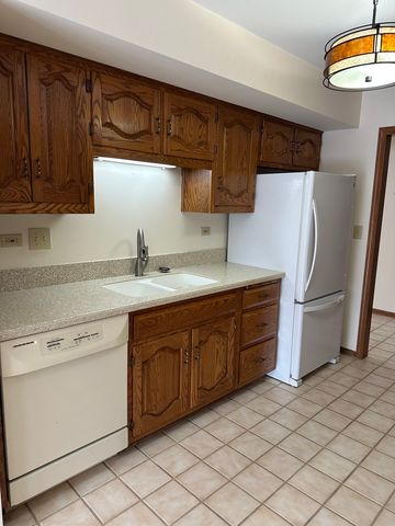 12 Queens Court, Westchester, IL 60154