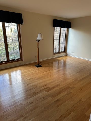 12 Queens Court, Westchester, IL 60154