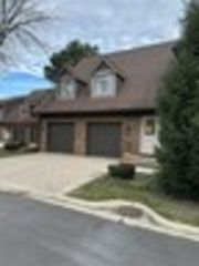 12 Queens Court, Westchester, IL 60154