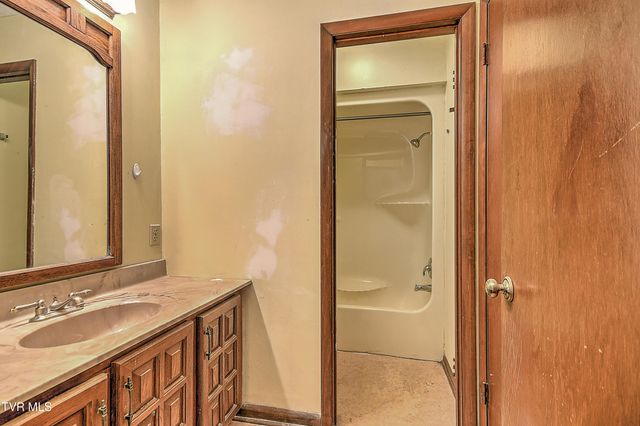 121 Lone Oak Drive, Kingsport, TN 37663