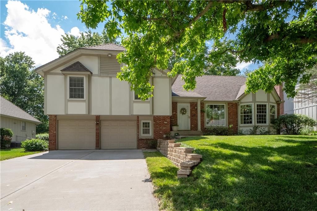 10416 Caenen Drive, Lenexa, KS 66215