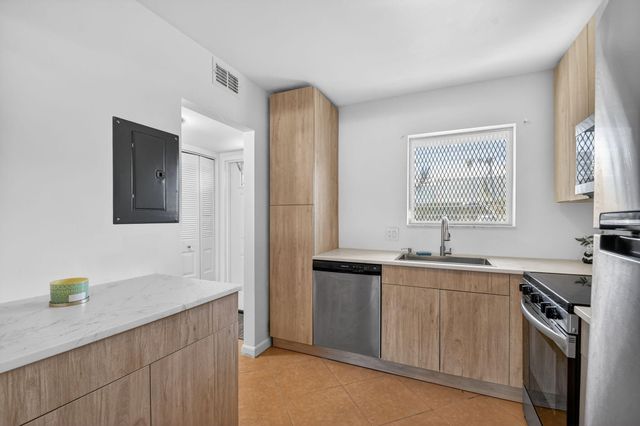 200 Waterway Drive S 104, Lantana, FL 33462