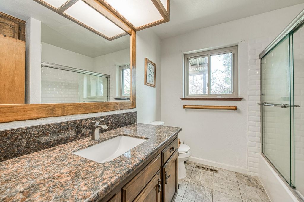 Image 16 of property listing at 25268 Avenue 18 1/2, Madera, CA 93638