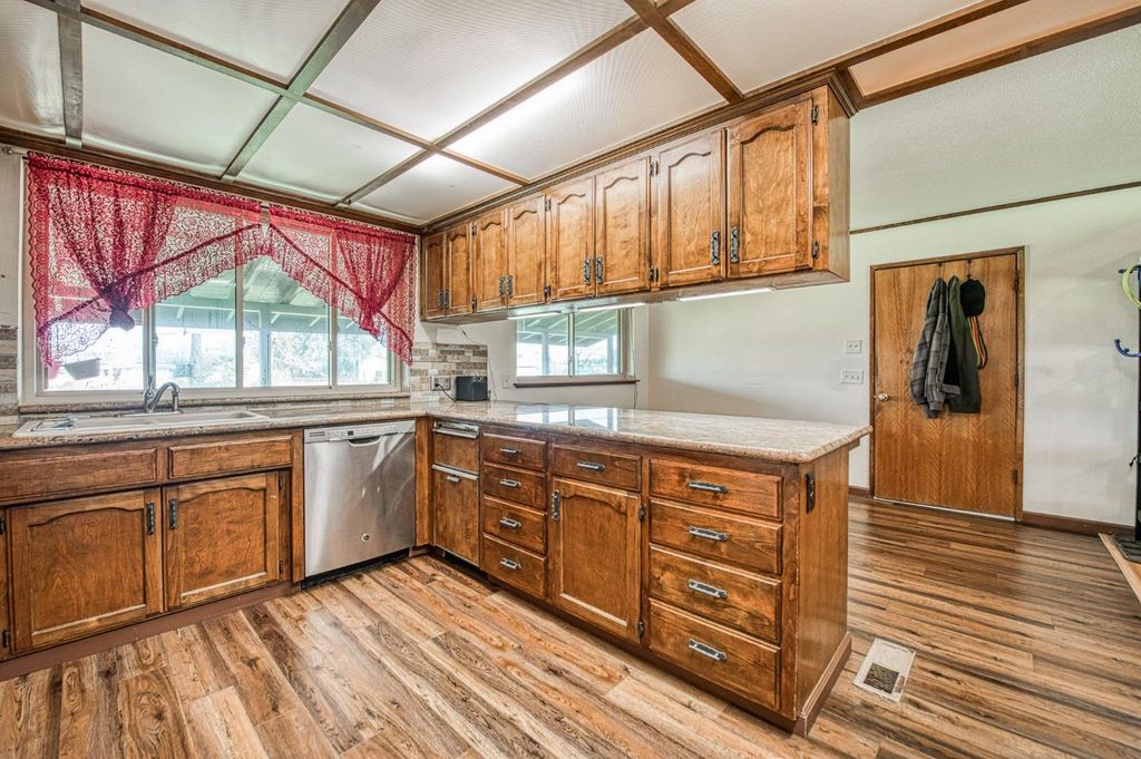 Image 9 of property listing at 25268 Avenue 18 1/2, Madera, CA 93638