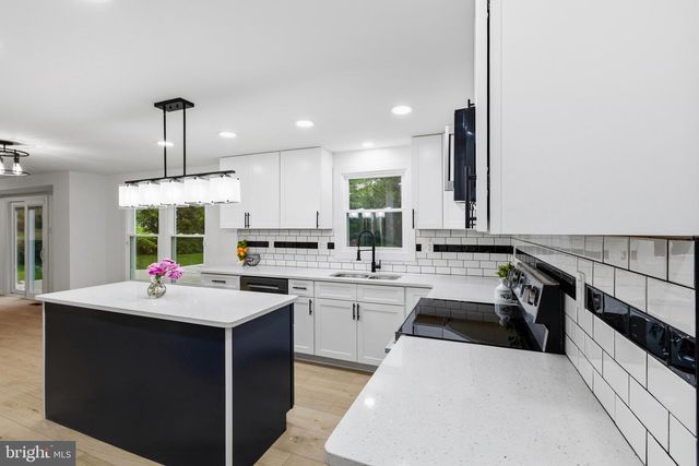 2 NICOLE CT, Newark, DE 19702