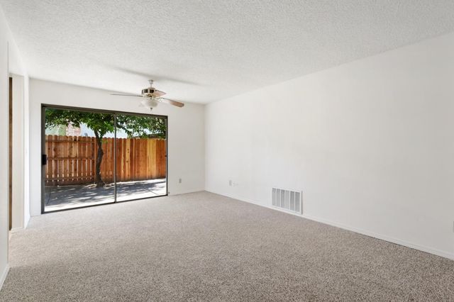 9924 Meadow Oak Cir, Elk Grove, CA 95624