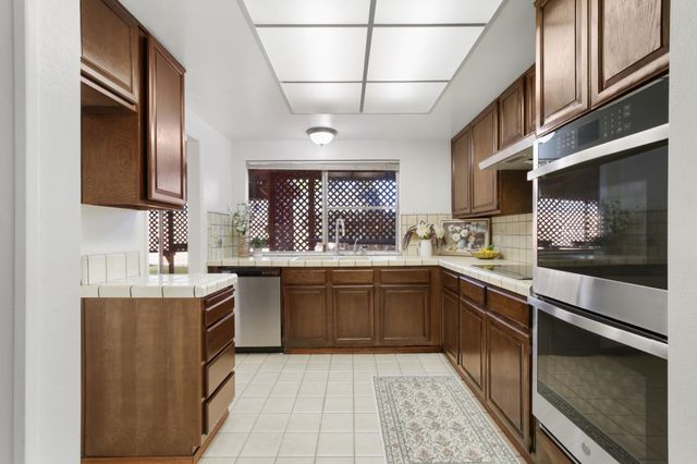 9924 Meadow Oak Cir, Elk Grove, CA 95624