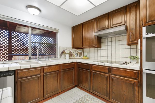 9924 Meadow Oak Cir, Elk Grove, CA 95624
