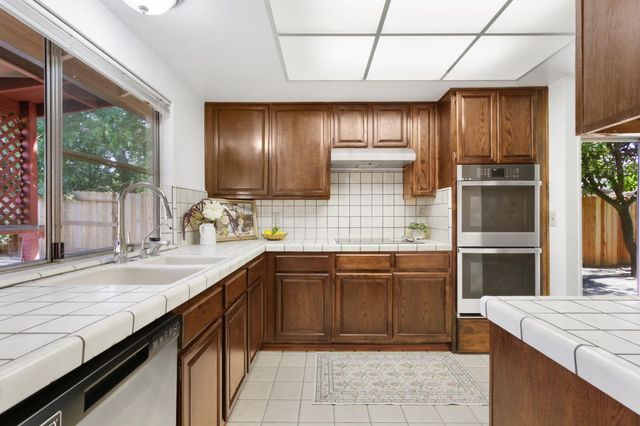 9924 Meadow Oak Cir, Elk Grove, CA 95624