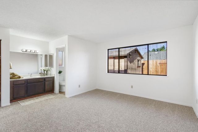 9924 Meadow Oak Cir, Elk Grove, CA 95624