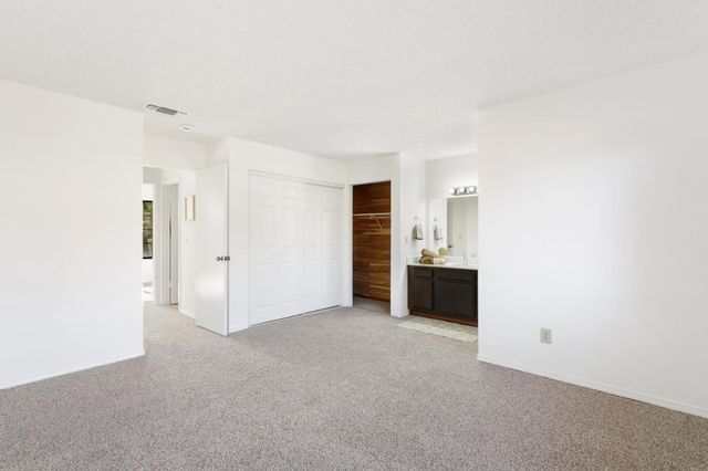 9924 Meadow Oak Cir, Elk Grove, CA 95624