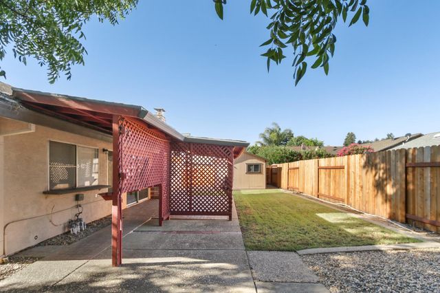 9924 Meadow Oak Cir, Elk Grove, CA 95624
