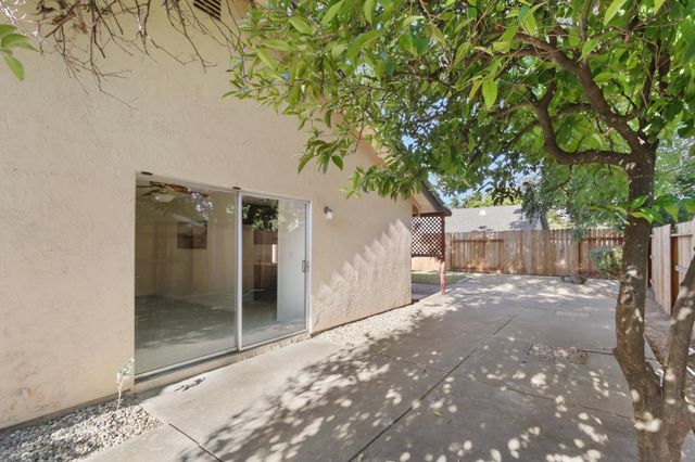 9924 Meadow Oak Cir, Elk Grove, CA 95624