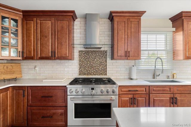 194 Newark Street, Lindenhurst, NY 11757