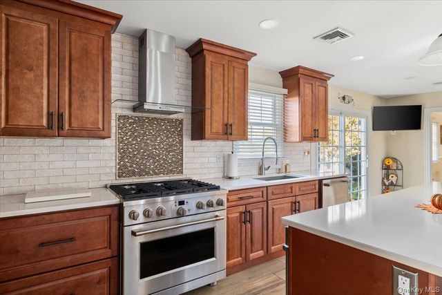 194 Newark Street, Lindenhurst, NY 11757