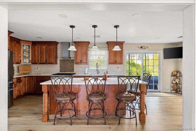 194 Newark Street, Lindenhurst, NY 11757