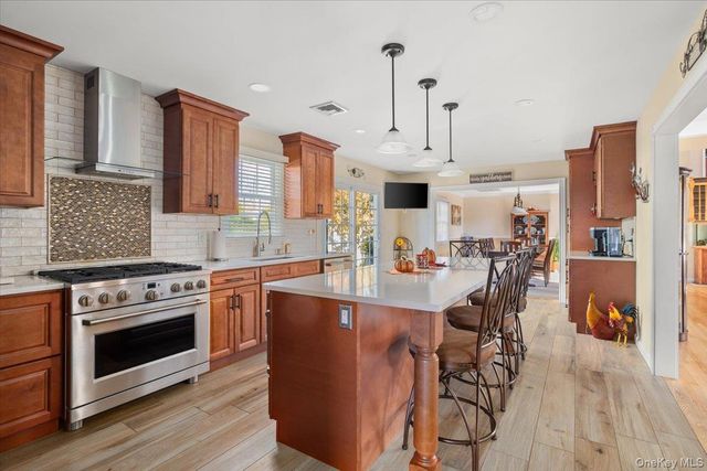 194 Newark Street, Lindenhurst, NY 11757