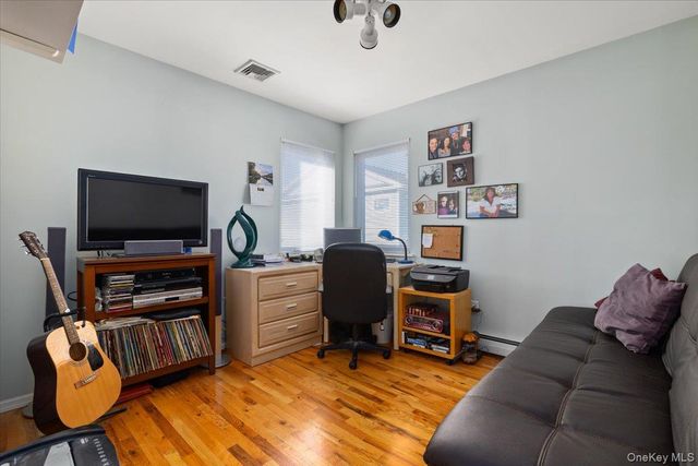 194 Newark Street, Lindenhurst, NY 11757