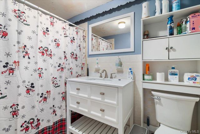 194 Newark Street, Lindenhurst, NY 11757