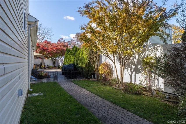 194 Newark Street, Lindenhurst, NY 11757