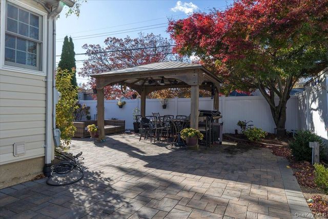 194 Newark Street, Lindenhurst, NY 11757