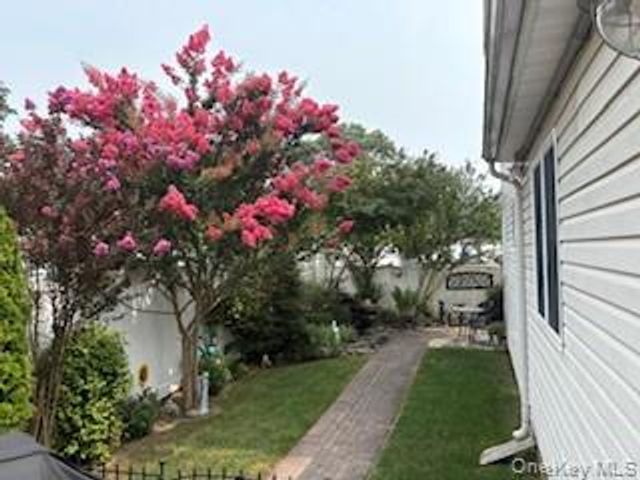 194 Newark Street, Lindenhurst, NY 11757