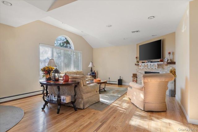 194 Newark Street, Lindenhurst, NY 11757