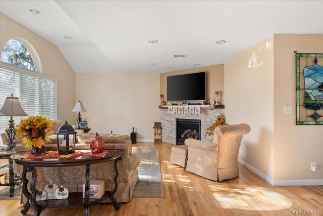 194 Newark Street, Lindenhurst, NY 11757