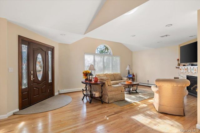 194 Newark Street, Lindenhurst, NY 11757