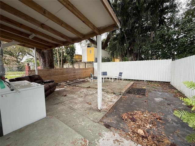 1122 NW 32nd Court front, Miami, FL 33125