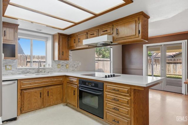 9000 Caymus Court, Bakersfield, CA 93312