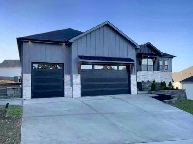 804 SE Pine Court, Blue Springs, MO 64014