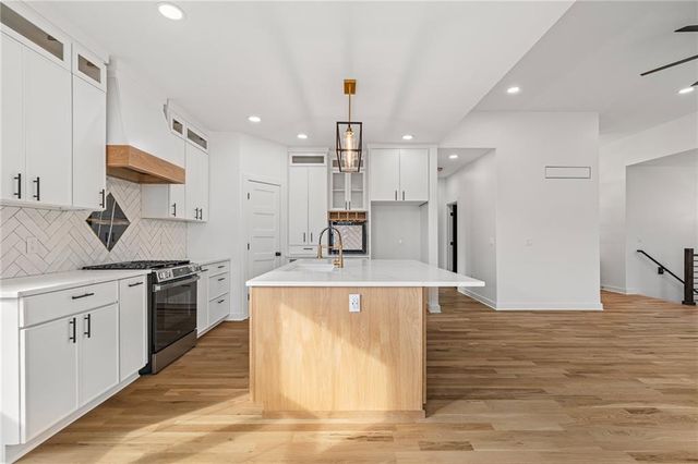 804 SE Pine Court, Blue Springs, MO 64014