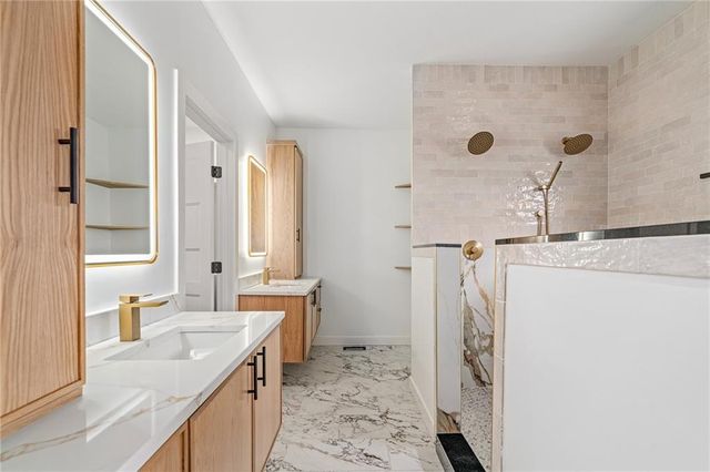 804 SE Pine Court, Blue Springs, MO 64014