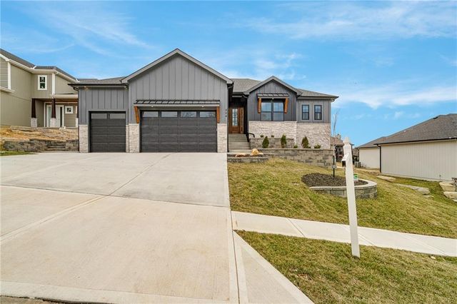 804 SE Pine Court, Blue Springs, MO 64014