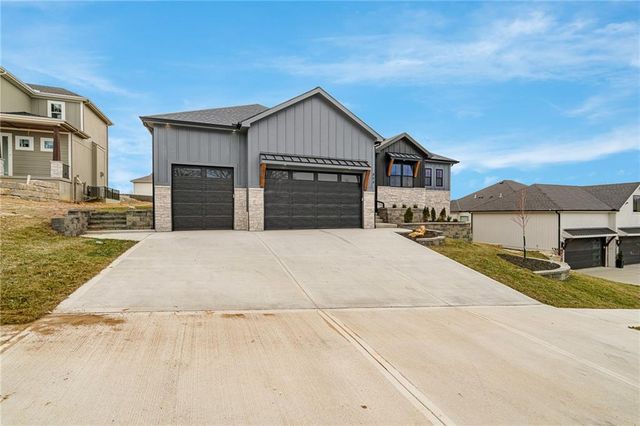 804 SE Pine Court, Blue Springs, MO 64014