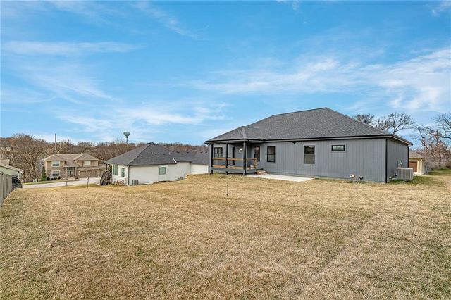 804 SE Pine Court, Blue Springs, MO 64014