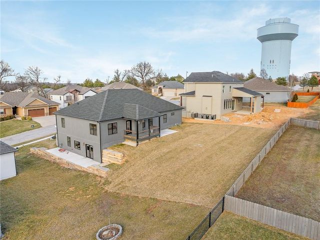 804 SE Pine Court, Blue Springs, MO 64014