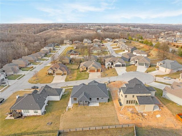 804 SE Pine Court, Blue Springs, MO 64014