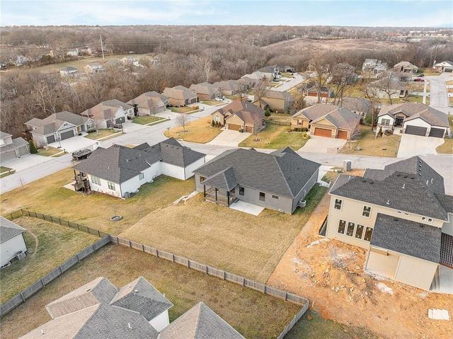 804 SE Pine Court, Blue Springs, MO 64014