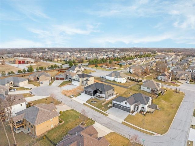 804 SE Pine Court, Blue Springs, MO 64014