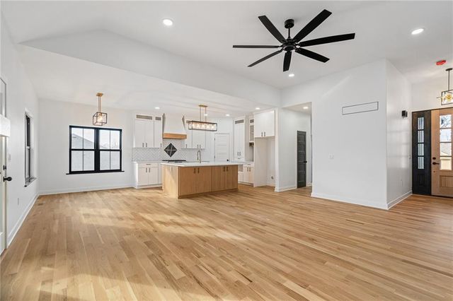 804 SE Pine Court, Blue Springs, MO 64014