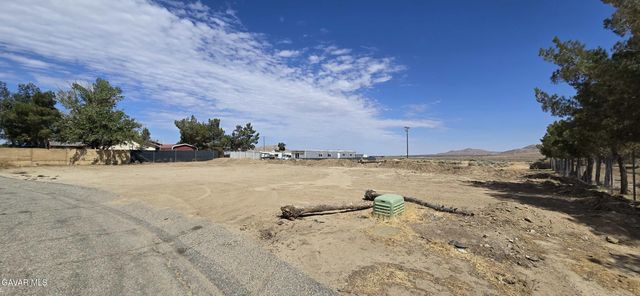 17900 Mossdale Avenue, Lake Los Angeles, CA 93535