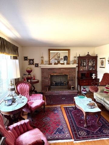 6 Gross Ln, Easthampton, MA 01027