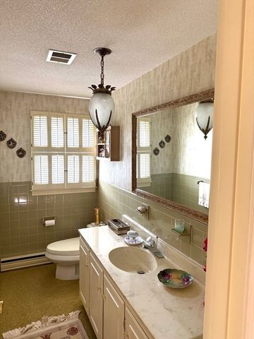 6 Gross Ln, Easthampton, MA 01027