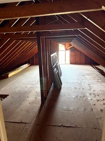 6 Gross Ln, Easthampton, MA 01027