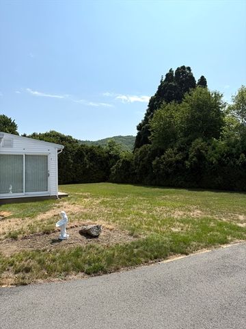 6 Gross Ln, Easthampton, MA 01027