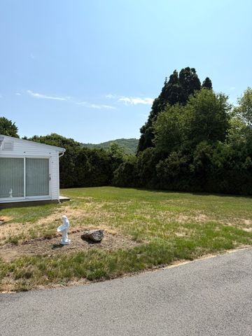 6 Gross Ln, Easthampton, MA 01027