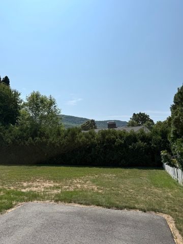 6 Gross Ln, Easthampton, MA 01027